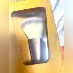 BNWT Gorgeous Olivia Layne Powder Brush